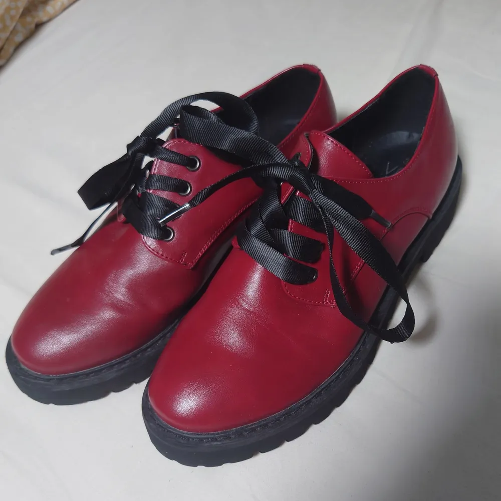 Röda skor endast använda en gång, se sulan! Jättefina med sidensnören🍀. Skor.