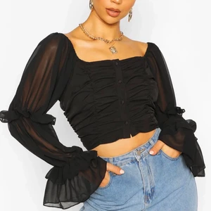 Svart topp storlek 40 - Säljer även denna svarta toppen som är helt ny eftersom den inte passar mig. Det är storlek 40 men har man större byst går det tyvärr inte att knäppa.. Jag står för frakten:)