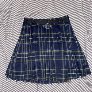 Kjol - Rutig kjol med blåa, gröna och gula detaljer från dollskill, kjolen är ej använd.