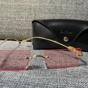 Rosa solglasögon  - Säljer dessa supersnygga solglasögonen pga att de inte kommer till användning. Aldrig använda. Paketet skickas spårbart om inte annat begärs, finns även möjlighet till att mötas upp. Köparen står för frakten.