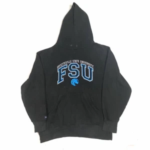 Vintage College Hoodie - Säljer en skit snygg vintage hoodie i storlek large och passar skit snyggt oversized om man har storlek Medium eller small. Hoodien är i jätte bra skick. Skickar endast👍🏻 Ha en bra dag!