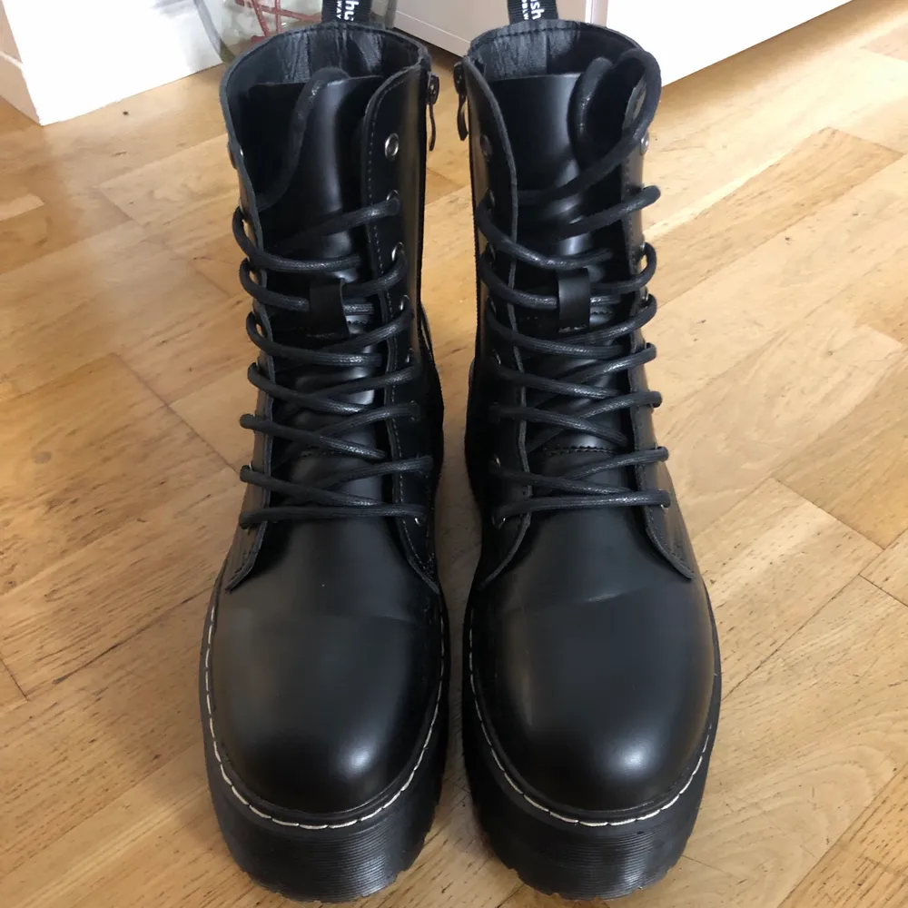 Ett par black boots i storlek 41 men passar även dig som har storlek 40. Har andvänt en gång och säljer pga dom passar inte mig. Platån/sulan är 5 cm. . Skor.