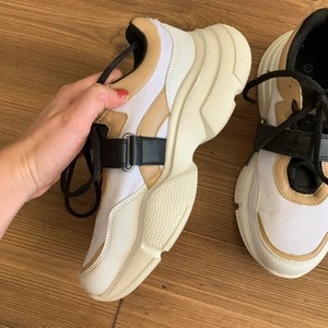 Nyskick sneakers - Jättehärliga sneakers från NA-KD i strlk 37, använda nån enstaka gång. 