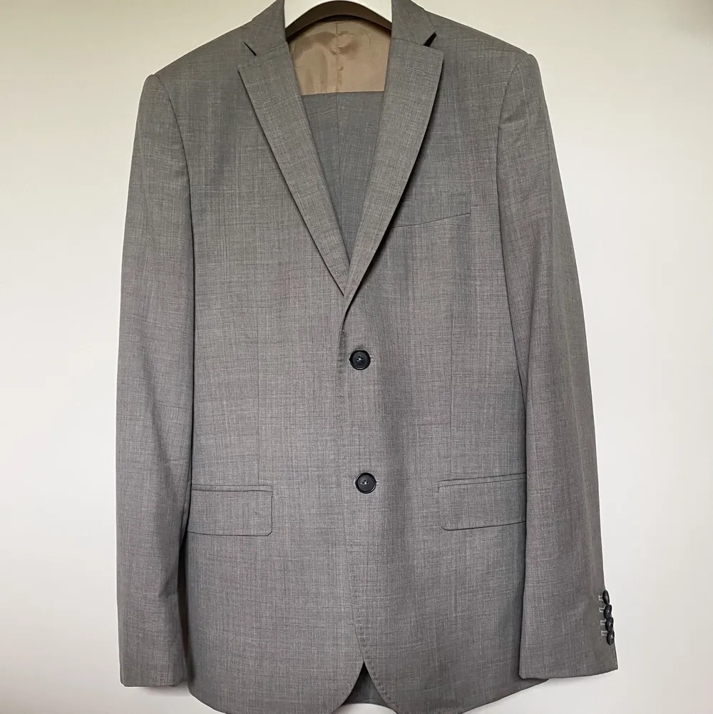 grå tredelad kostym - kavaj, byxa och väst Storlek 46 Slim Fit. Kostymer.