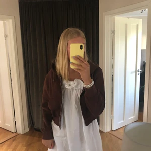 Zip hoodie  - Brun zip hoodie i croped model