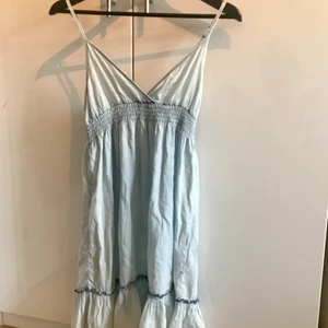 Klänning - Ljusblå sommarklänning med justerbara band  Strl 38 från H&M