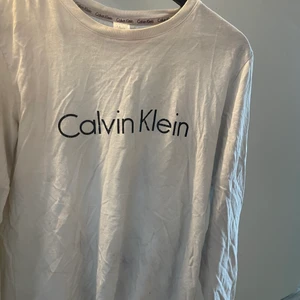 Calvin Klein tröja stxs - Om ni kollar på bild 2 så ser ni att trycket är lite förstört där av priset, jag själv tycker inte det är något som syns när man har på sig den, storlek xs