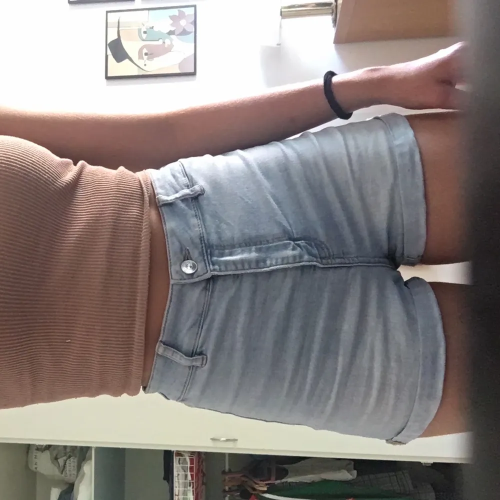 Ljusa jeansshorts i storlek 36. De är från Gina Tricot och är en tight modell. Köparen står för frakt🥰. Shorts.