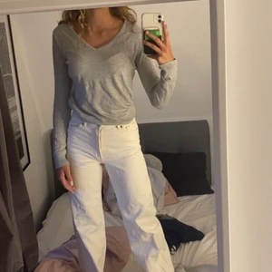 Tröja - Fin grå långärmad tröja i storlek S💞 men skulle säga XS-M✨ säljer för 80kr +frakt💞 titta även in mina andra plagg jag säljer!!✨💞 säljer även en likadan tröja fast i svart!!🥰