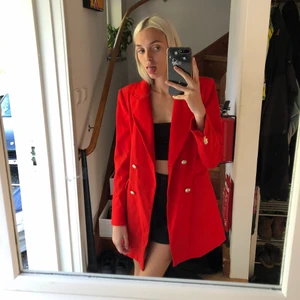 röd kappa - storlek m, passar bra lite oversized på mig som normalt har xs! något använt skick men bra kvalle:) 