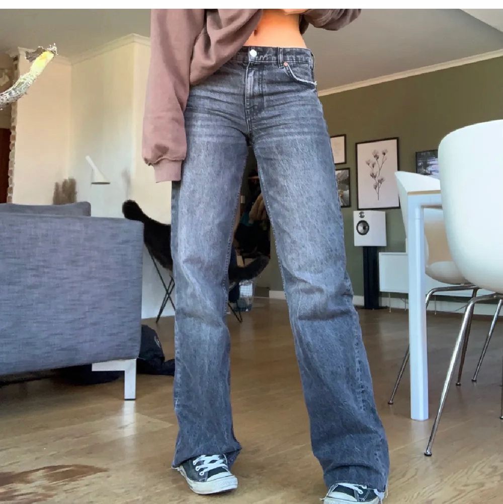 Säljer dessa miderise gråa jeans från zara🤍 Sparsamt använda och de är långa på mig som är 1.70!  (lånade bilder) Vid stort intresse blir det budgivning i kommentarerna⚡️💗. Jeans & Byxor.