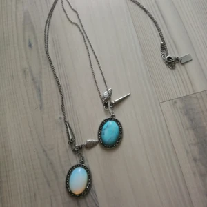Halsband med opal och turkos sten - Två stycken långa halsband på cirka 37 cm. Inköpta i USA men kommer int eihåf vilken butik. En för 30 eller båda för 50 kr. 