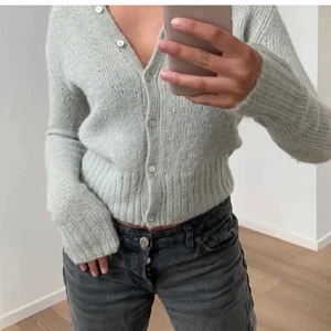 Kofta - Super fin grön kofta från zara💕 säljer då jag tyvärr inte får användning av den, endast använd fåtal gånger, nyskick!💕 nypris 399kr, buda!