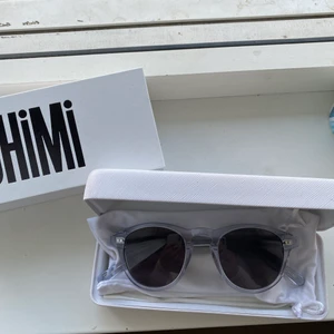 Chimi eyewear  - Säljer mina chimis i modellen #002 Litchi på grund av att de inte kommer till användning 💕 knappt använda och är som nya. Nypris 1100kr