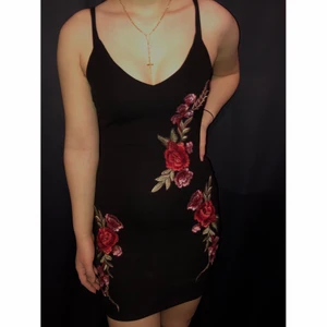 Klänning - En fin sommar klänning som är helt ny aldrig använd bara testad, kommer såklart vara nytvättad när jag skickar den för säkerhets skull. Den är i storlek M men passar självklart till storlek S också samt att den är väldigt stretchig. 200kr plus frakt. För mer bilder skicka meddelande 