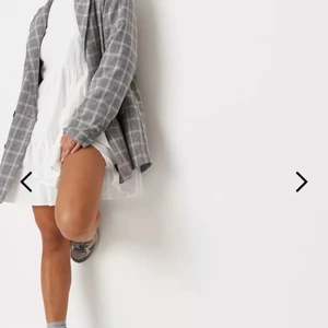 Studentklänning - Säljer min studentklänning som jag tänkte ha till en början men nu ångrade mig! Den är helt oanvänd med alla lappar och allting på! LÅNADE BILDER från hemsida. Kan eventuellt gå med på byte emot något annat!