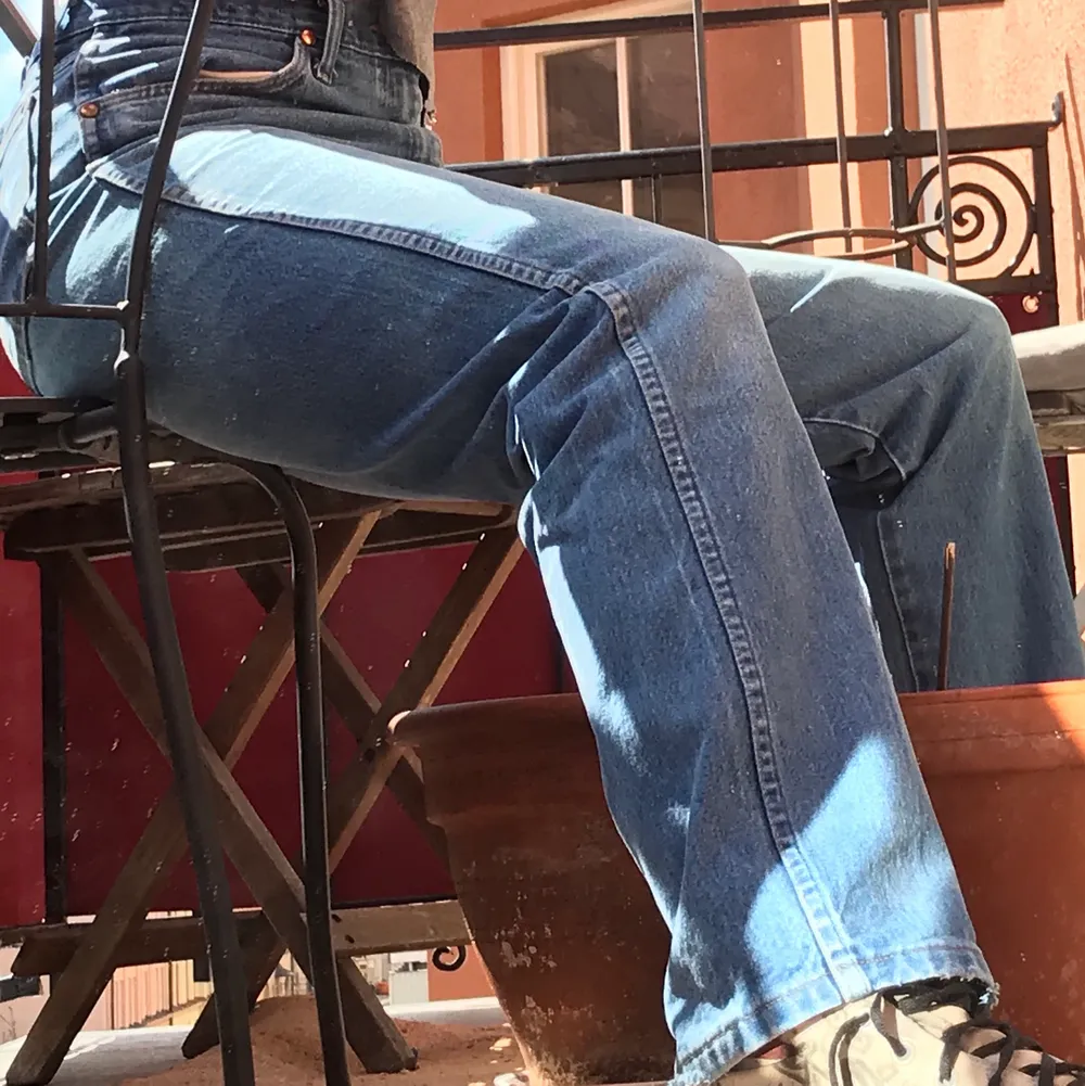 Vintage-jeans utan tydliga defekter. Passformen sitter snyggt på alla, skulle kalla den straightleg! Sitter bra på höfterna.. Jeans & Byxor.