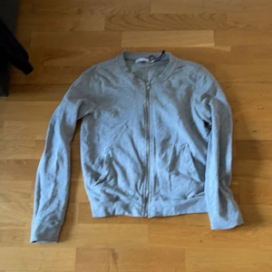 Tröja  - Den är aldrig använda 