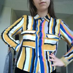 Jättefin färgglad skjorta inköpt i vintagebutik i Rom, Italien 🍥 älskar den, ser ut som en godisbit men använder den aldrig :(( använd enbart ett fåtal gånger, superbra skick! 
