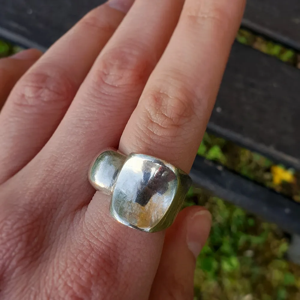 Trendig 925 sterling silver ring  som är stor och kan användas som statement ring. Köptes på second hand men måste säljas för att den inte passar mig. Jag betalar frakten! . Accessoarer.