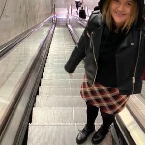 Skinnjacka strl 40 - Superfin skinnjacka som jag säljer för jag ej får användning av den längre. Strl 40 så den sitter lite oversize beroende på vilken strl man vanligen har, jag har strl 38 oftast och den sitter fint oversize på mig. Jag köpte den för 600kr på Cubus så börja buda från 200kr.❤️Skriv i dm för fler bilder eller svar på frågor❤️