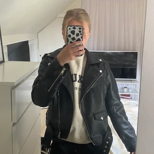 Svart skinnjacka  - En jättefin svart skinnjacka från zara. Passar superbra nu till våren 💕💕 köpte den för 560kr, säljer för 250!