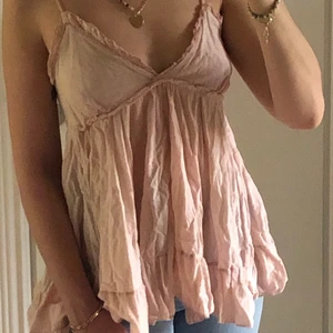 sött ljusrosa linne - Behöver strykas annars är den jättefin! Köpt secondhand men aldrig använd av mig. Vet ej märke eller storlek men skulle gissa på S! Säljer även en likadan vit :)