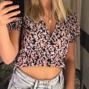Blommig topp - Skitfin topp som jag egentligen älskar men som inte kommit till användning. Väldigt somrig och som jag inte sett någon annan ha.