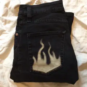 Handblekta med eld motiv på baksidan! Skinny jeans i storlek S. 