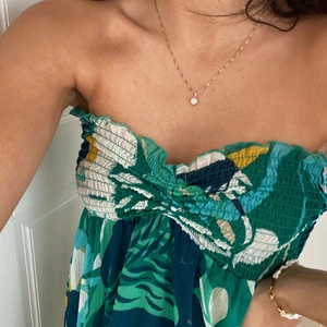 Blommig klänning från H&M - Blommig klänning från H&M. Finns ett snöre som man kan ha runt halsen och justera formningen vid brösten. Storlek 36 (S) och passar mig som är 170 cm. 🥰💗💞