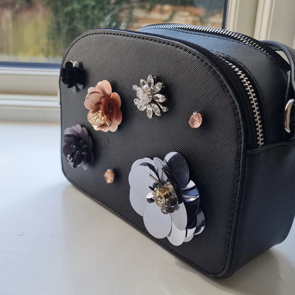 Never used bag with flower application. Perfect condition. Dimensions 20x15x6.5 cm.. Väskor.