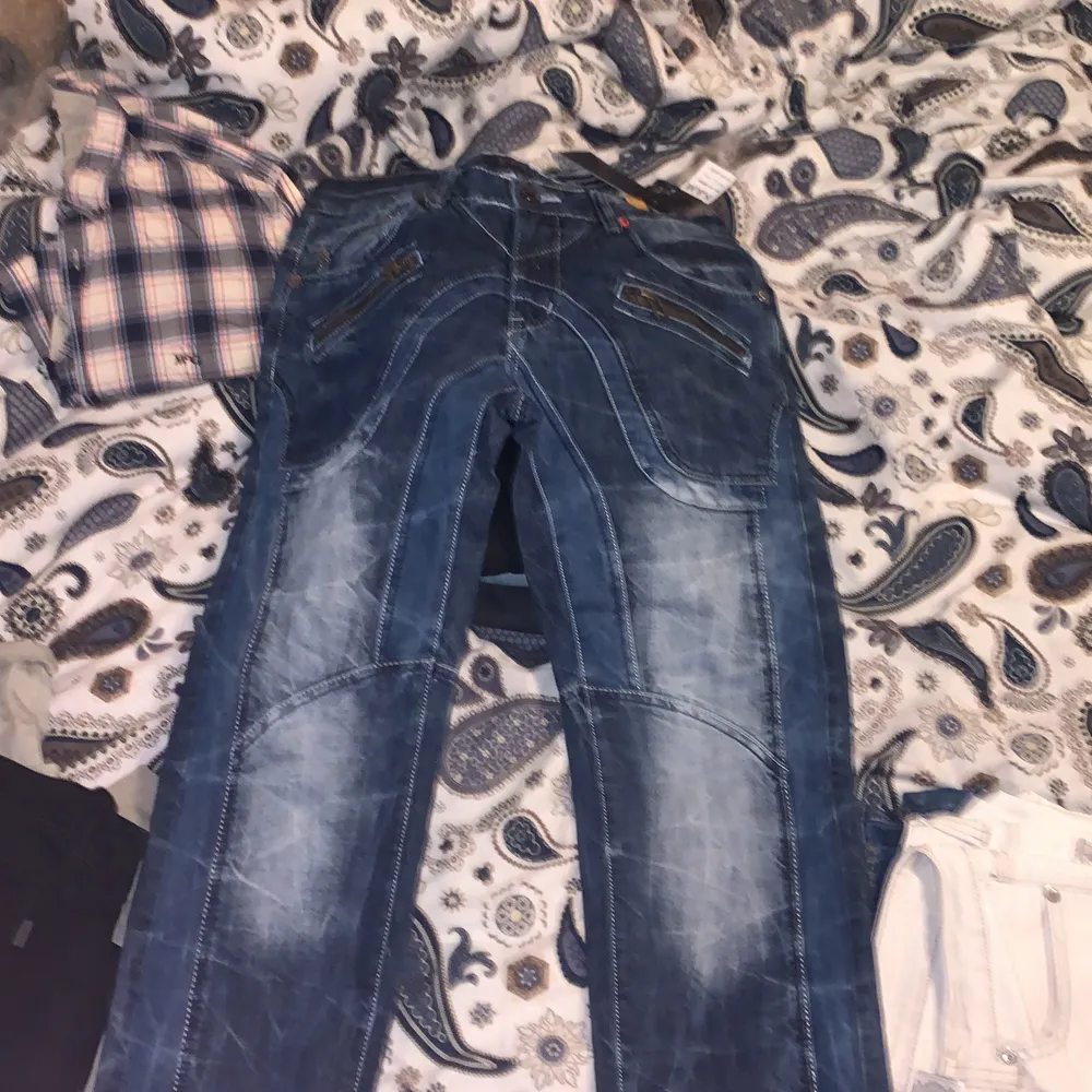 helt nya kosmo lupo jeans, för atora för mig så säljer de istället:) Storlek: 34. Jeans & Byxor.