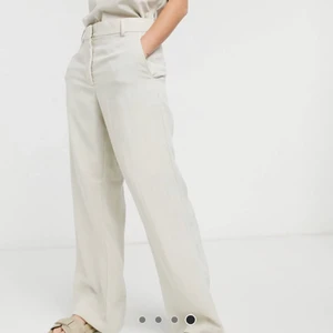 Linnebyxor  - Säljer mina fina linnebyxor från Weekday då de inte kommit till användning! Köpta för 550kr 🤍 perfekt färg och passform!! Skriv för fler bilder🤍