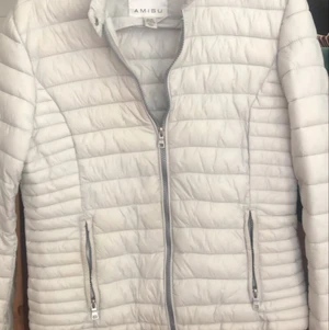 AMIUS jacka ljus grå - Amius tunn jacka ljus grå mycket fräsch , har används bara några gånger 