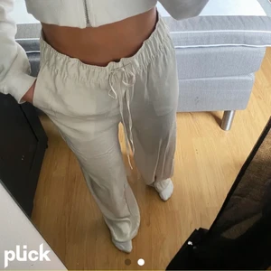 Super fina hm byxor!❤️ - Säljer mina jätte fina somriga 100% polyester byxor från hm då jag har två par❤️ Dem är perfekta nu till sommaren! Storleken är xs men skulle säga att de passar S oxå❤️(första bilden är lånad av @fiaeklund)💞 BUDA I KOMENTARERNA!! Köp direkt för 450kr💓 