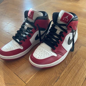 Jordan 1 Chicago Mid (2020) - Säljer mina air jordan 1 chicago mid (2020) i storlek EU 41, US 8. Cond: har lite creases men annars 7-8/10. Box medföljer och jag kan erbjuda frakt!