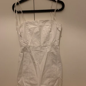 Jeans klänning - En söt tajt vit jeansklänning som passar perfekt till sommaren. Den är använd 2 gånger och är som ny. 