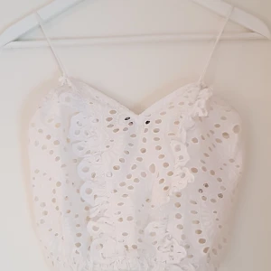 Somrig magtröja från Bik Bok  - En ihålig och kort tröja från Bik Bok i storlek S. 