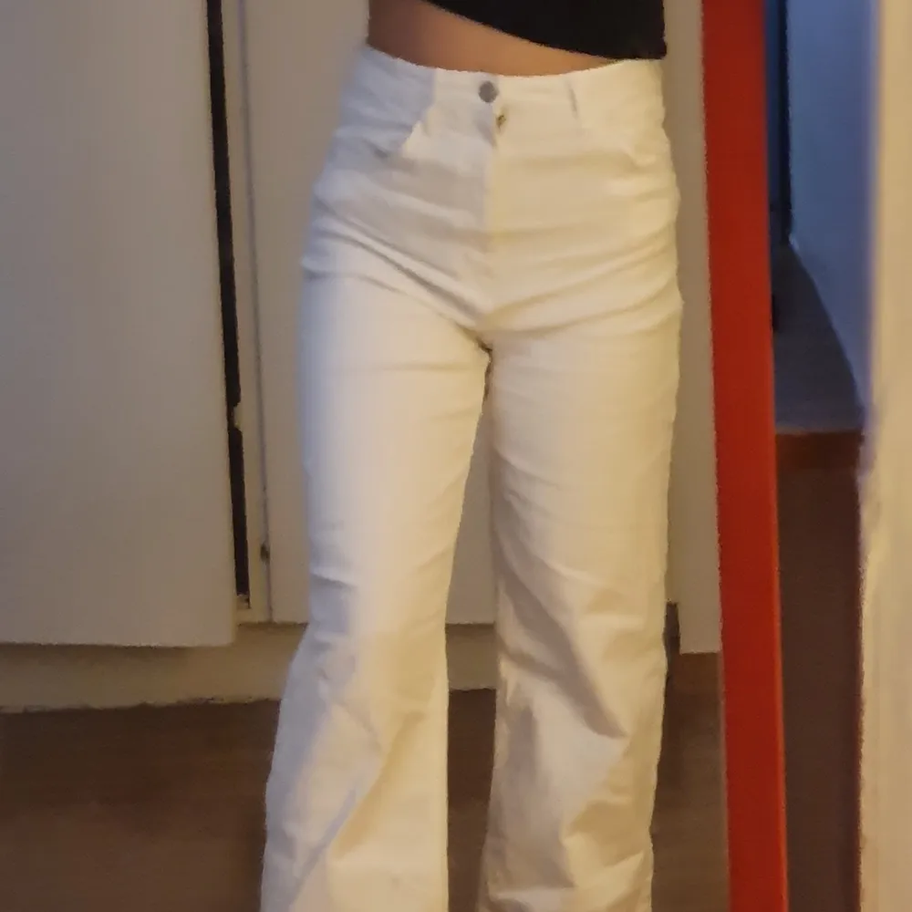 Jättefina vita jeans från shein ( har aldrig använd bara testat) :) . Jeans & Byxor.