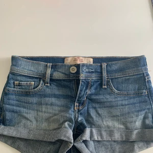 Hollister shorts  - Jätte fina och sköna hollister shorts, är nu tyvärr för små. I färgen blå. Är i storlek 0 och wide 24. Man står för frakten själv.