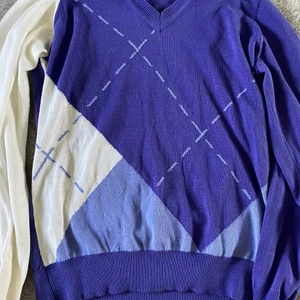 3 st olika tjocktröjor :) - Dem kostar 100kr styck, annars kan man köpa dem tillsammans och då kan vi diskutera priset privat:) för mer information skriv i kommentarerna eller privat! Notera också att fraktskillnaden kan variera beroende på hur många man köper. 