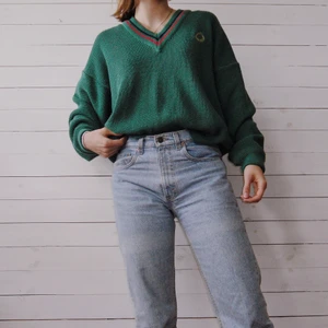 Vintage tröja - Grön retro stickad tröja som är ganska oversized. Tröjan är från märket Oscar Jacobson, storlek framgår ej men uppskattas till L. 55% bomull, 45% akryl. Personen på bilden är 170 cm lång.