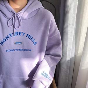 Superfin lila hoodie i mjukt material💜 den är i gott skick och fungerar bra både på sommaren och vintern. Pris kan diskuteras!💜