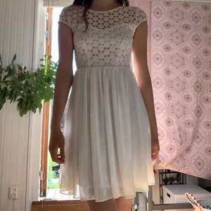 Studentklänning!  - Jättefin vit studentklänning med spets i strl 34, jag är 170 cm💕 Använd 1 gång