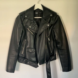 Jättesnygg skinnjacka! - Svart cool skinnjacka från Zara. Storlek s. Köparen står för frakten!🖤🖤