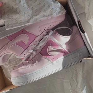 Nike Air Force 1’Pink Foam’  - Intressekoll på mina Nike, använda en gång, storlek 37,5. Köparen står för frakt.