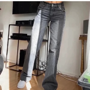 Trendiga mellan höga gråa jeans från zara  - Säljer dessa super snygga jeans från zara i storlek 34 då de inte passade mig. Köpta här på Plick men taggen är fortfarande på! Går ner till marken på någon som är 160 💗💗 buda! 