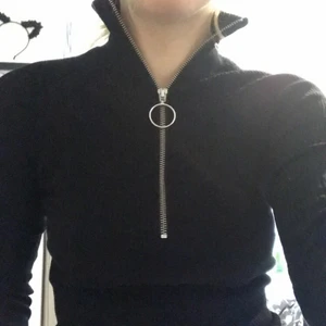 Svart ribbad tröja med dragkedja! - En jättefin svart ribbad tröja med långa ärmar och dragkedja. Kan dra dragkedjan hela vägen upp och ner. Mycket sparsamt använd och i väldigt bra kvalité. Säljer pga. för tight för min smak. Skriv för fler bilder. Kan mötas upp i göteborg, annars frakt 66kr❤️