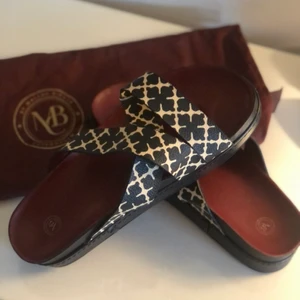 By Malene Birger tofflor storlek 40 - Superfina tofflor från Malene Birger, köpta här på Plick. Säljer vidare pga att de inte passade mig tyvärr🥺 De är i storlek 40, och i jättefint skick, knappt använda!!!!