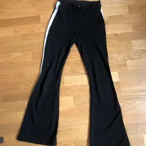 Svarta yogapants med en vit rand på sidan. Jättesköna byxor i fint skick! 